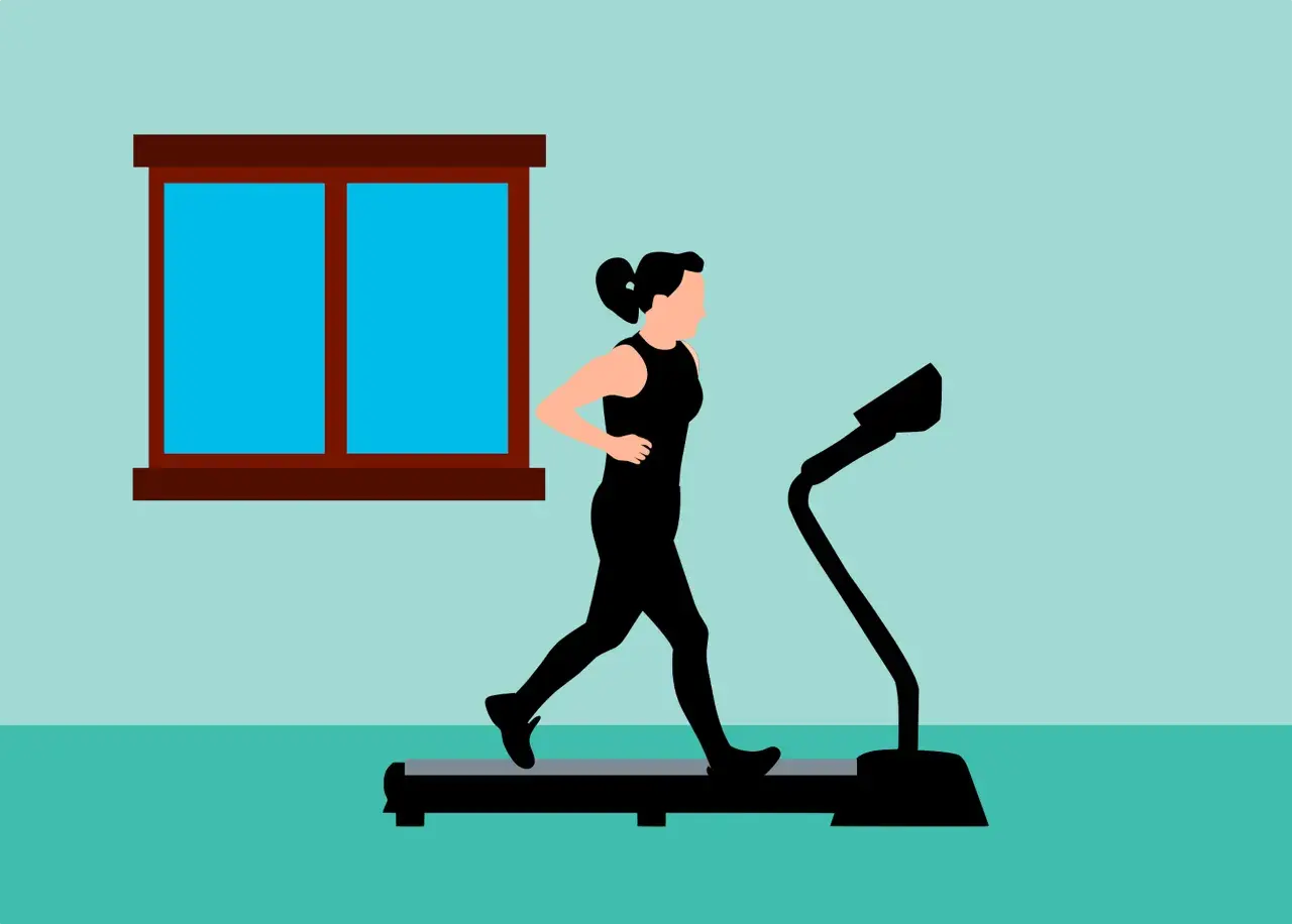 Frau im schwarzen Trainingsanzug absolviert ihr Wandern Training auf einem Laufband vor einem Fenster.