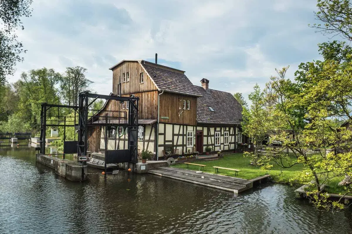 Historische Wassermühle am Wasser, ein idyllisches Motiv für Spreewald Ausflugsziele.