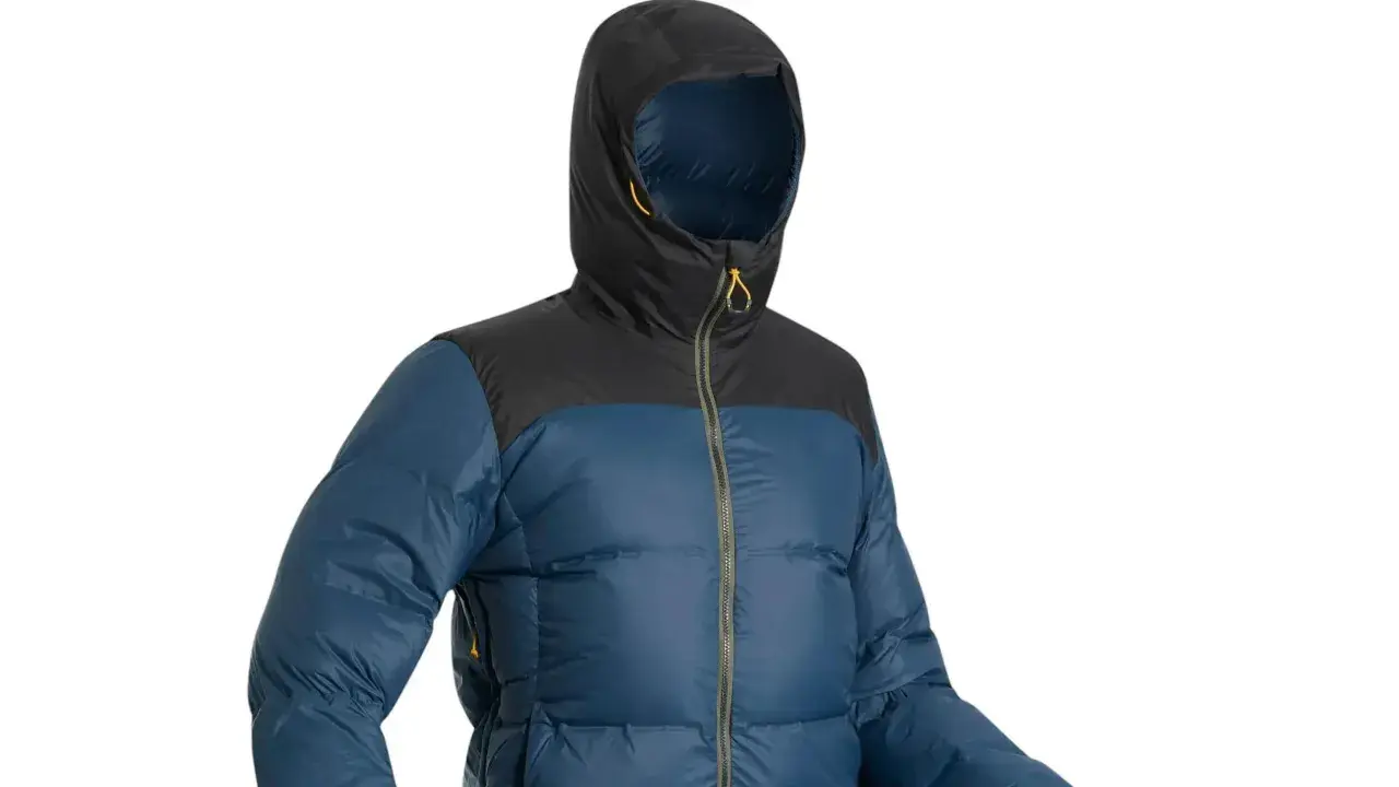 Blau-schwarze Daunenjacke aus Polyester mit Reißverschluss und Kapuze. Perfekt für Outdoor-Abenteuer, auch wenn mal ein kleiner Flicken nötig ist.