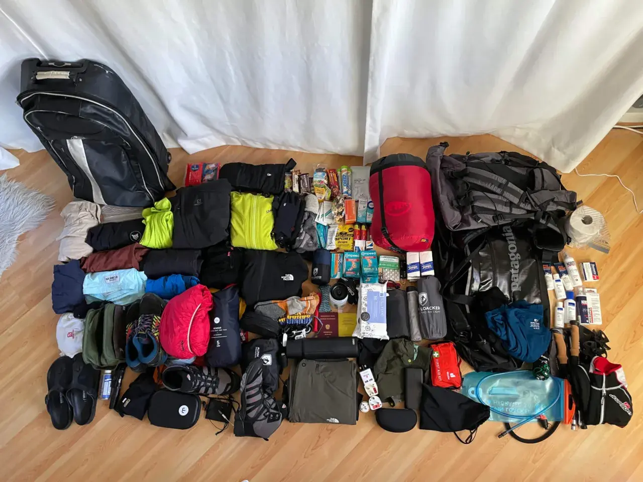 Umfangreiche Packliste Kilimanjaro: Kleidung, Schlafsack, Rucksäcke, Schuhe, Erste-Hilfe-Set, Snacks und Hygieneartikel für die Bergtour.