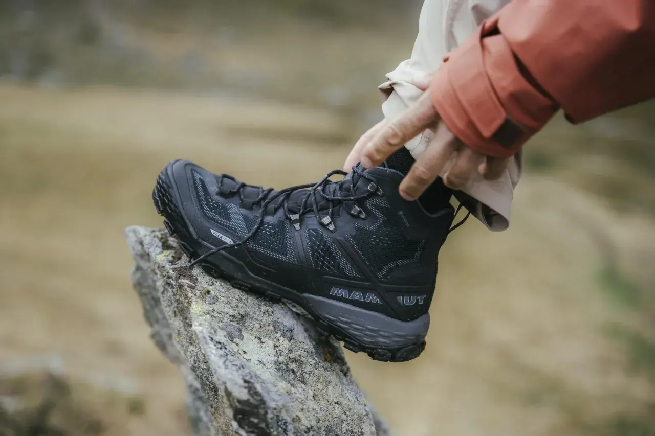 Schwarzer, robuster Wanderschuh von Mammut mit Gore-Tex-Membran, bereit für jedes Abenteuer. Perfekt für anspruchsvolle Touren.