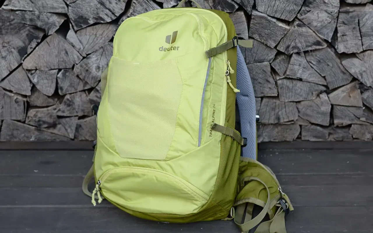 Deuter Trans Alpine 24 Rucksack in hellem Grün, bereit für den Test. Praktische Fächer und Tragesystem für Touren.