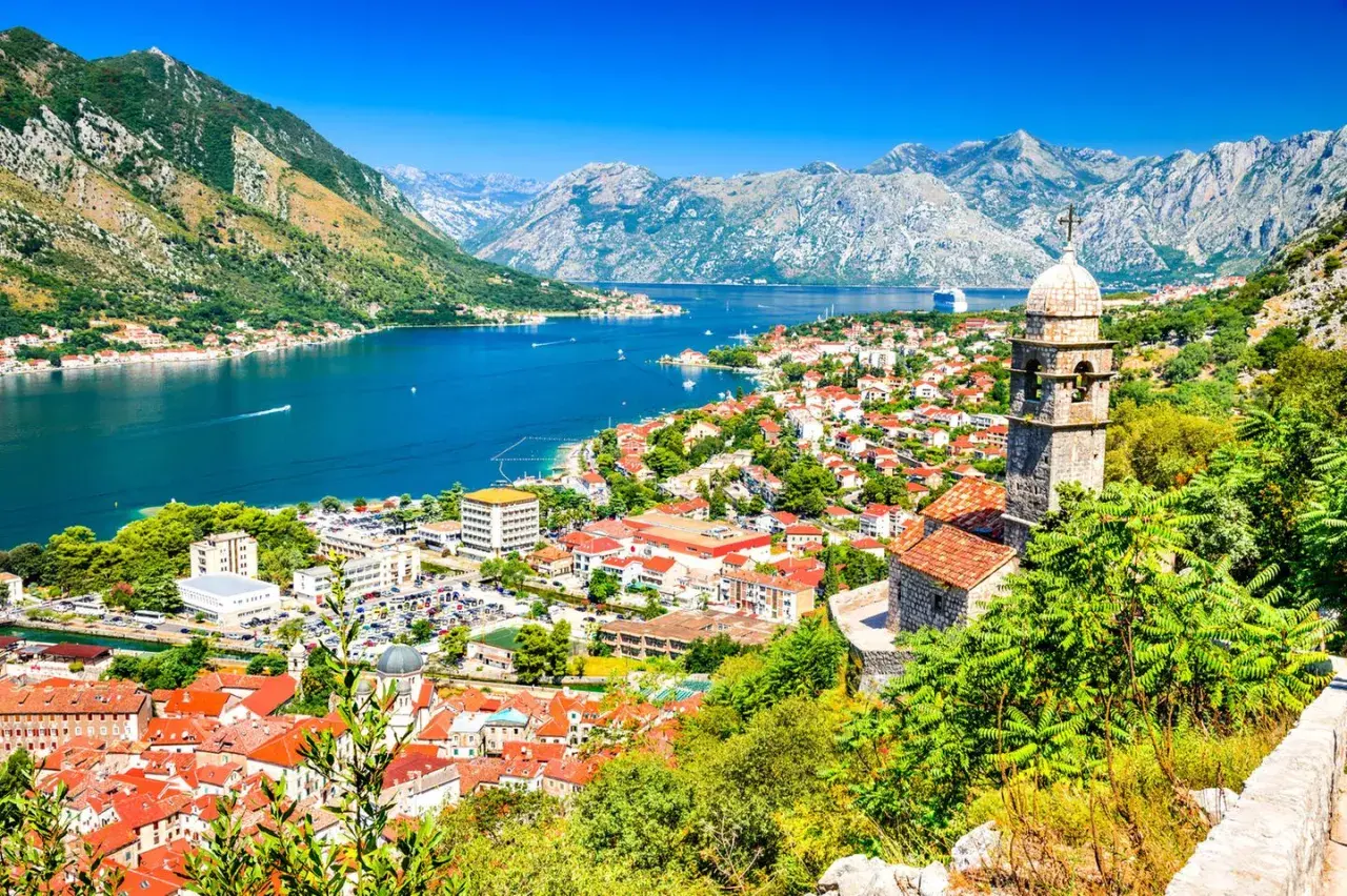 Atemberaubender Blick auf die Bucht von Kotor, ein Highlight meines reisebericht montenegro. Berge, Meer und historische Stadt.