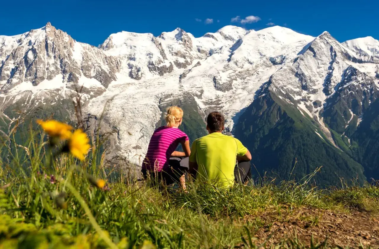 Ein Paar genießt die Aussicht auf den Mont Blanc während ihrer Tour.