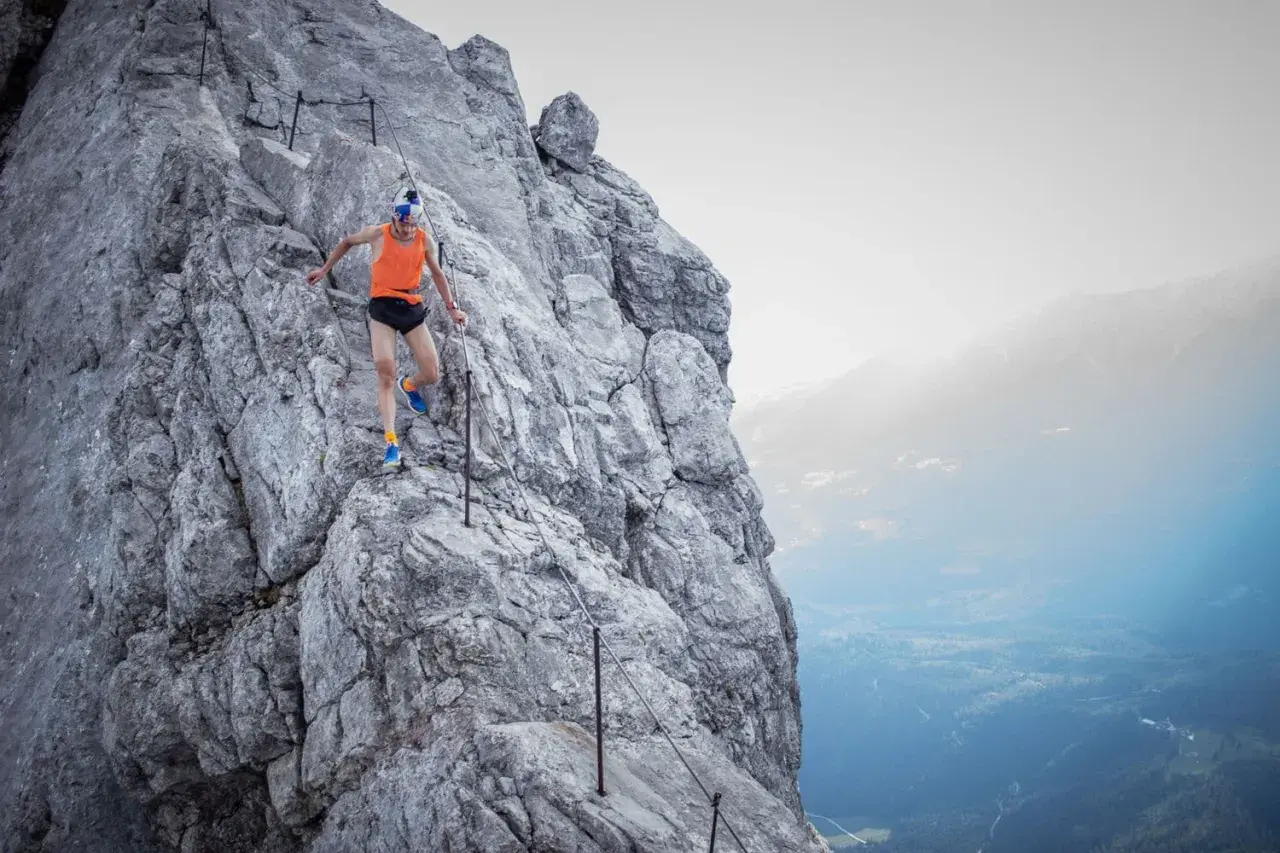 Anton Palzer bezwingt den Watzmann im Laufschritt. Ein Trailrunner in Aktion auf steilem Fels mit Seilsicherung.