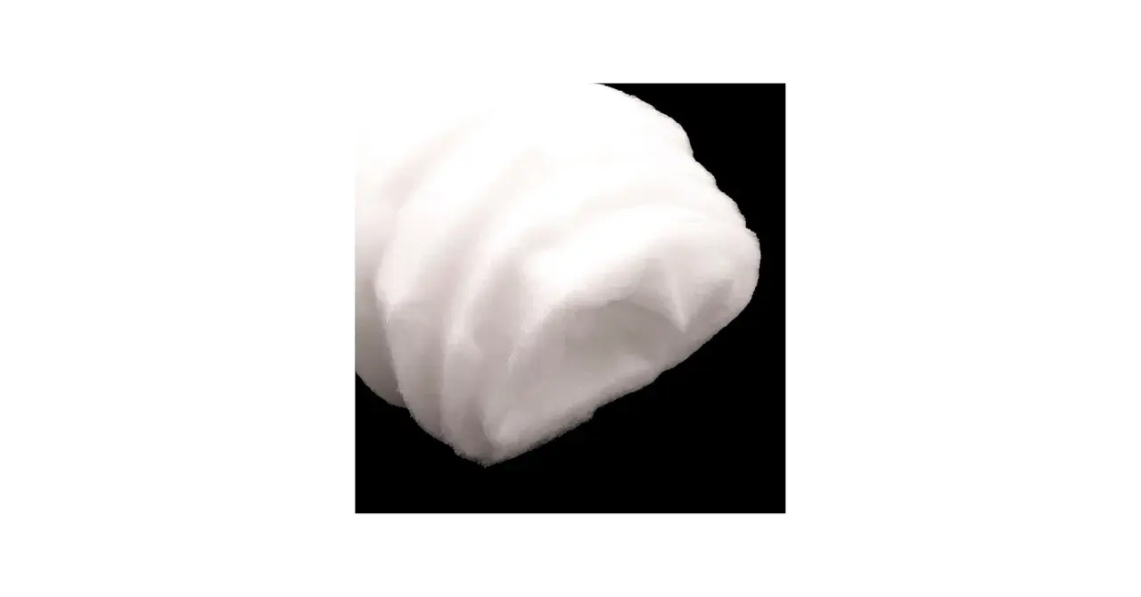 Weißes, flauschiges Material, das wie Thinsulate aussieht, ideal für warme Kleidung.