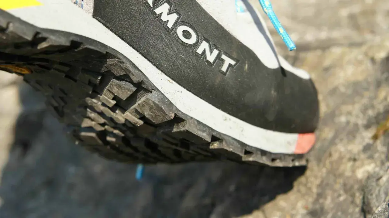 Detailaufnahme der Sohle eines Kletterschuhs mit starkem Profil. Perfekt für welche Schuhe Klettersteig?