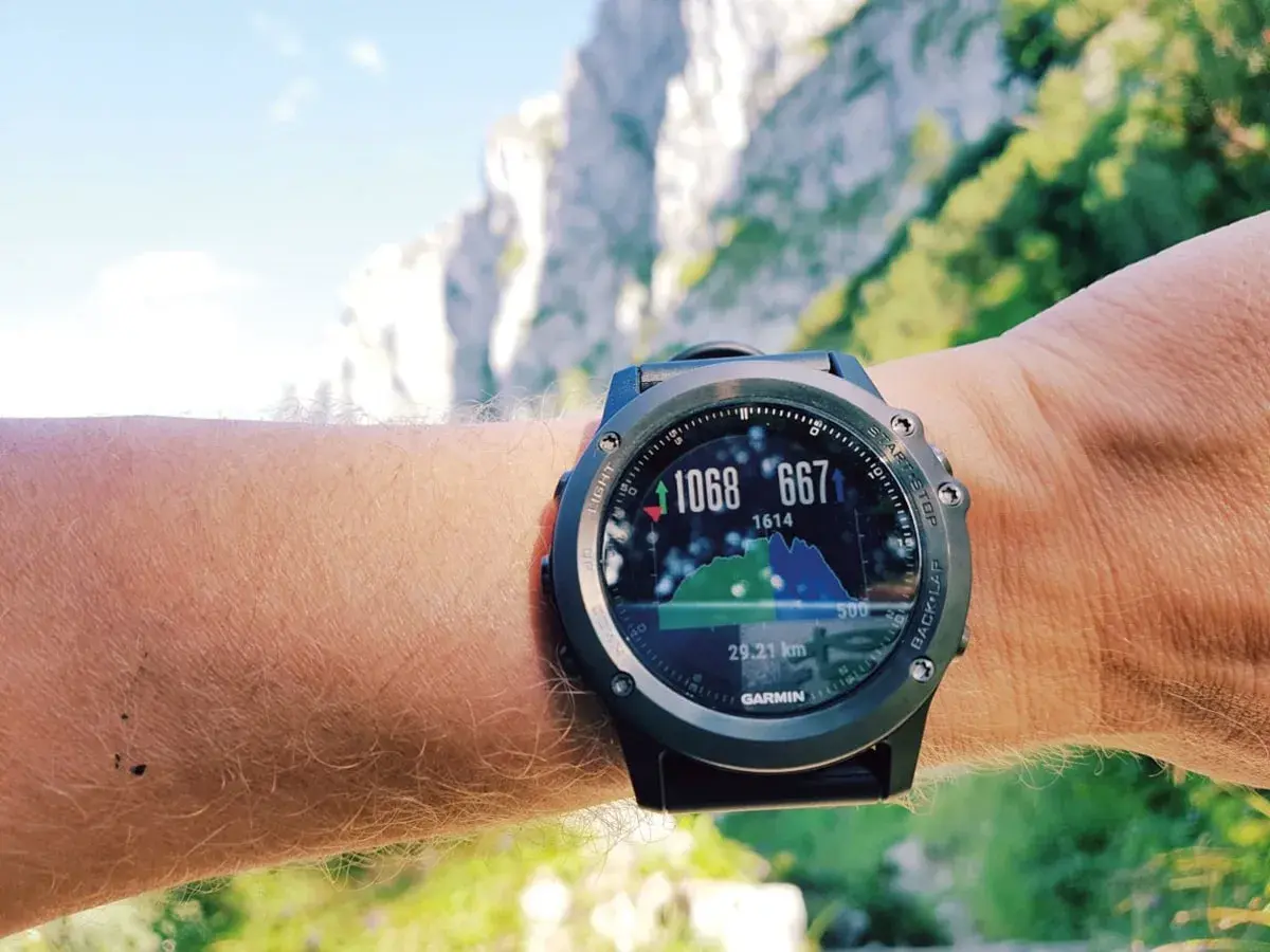 Garmin Fenix Sapphire HR zeigt 1068 Höhenmeter und 667 Kalorien beim Wandern in den Bergen.