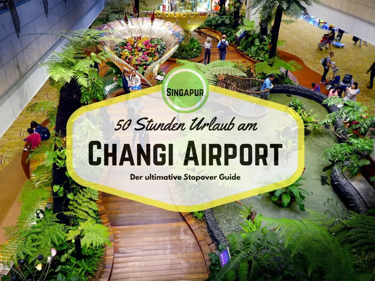 Üppige Pflanzen und ein Wasserfall im **Singapur Flughafen** Changi. Ein Schild wirbt für "50 Stunden Urlaub am Changi Airport".