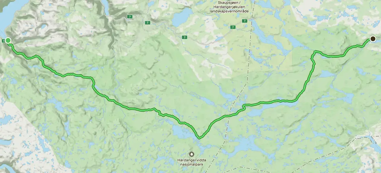 Karte zeigt eine Route durch die Hardangervidda. Die grüne Linie markiert einen Weg, der sich durch eine Landschaft mit vielen Seen und Flüssen schlängelt.