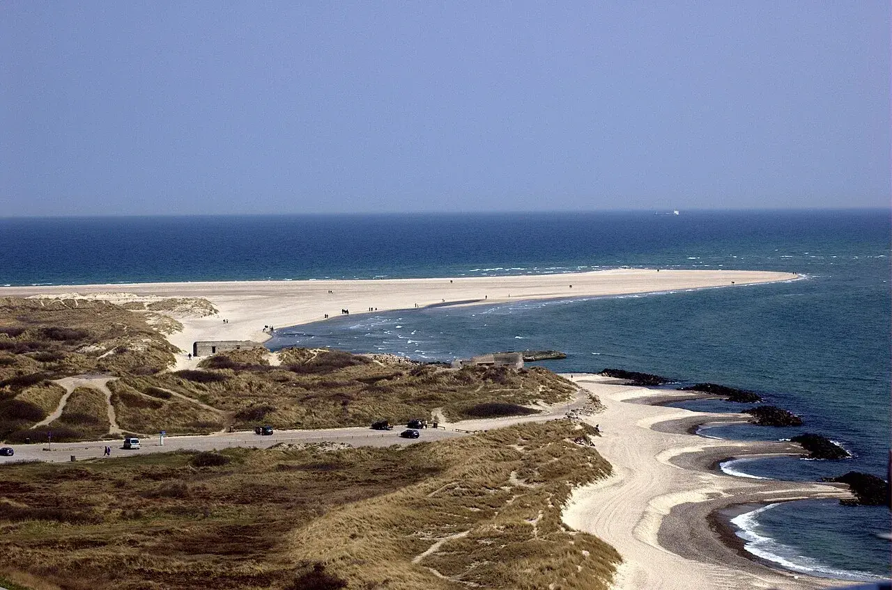 Skagen: Wo Nordsee und Ostsee sich treffen. Dünen, Sandstrand und das weite Meer.