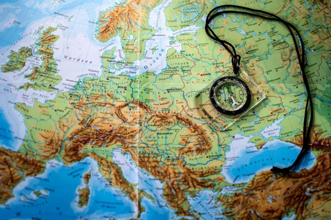 Kompass auf Karte von Europa, bereit f&uuml;r die Erkundung von weitwanderwege europa.