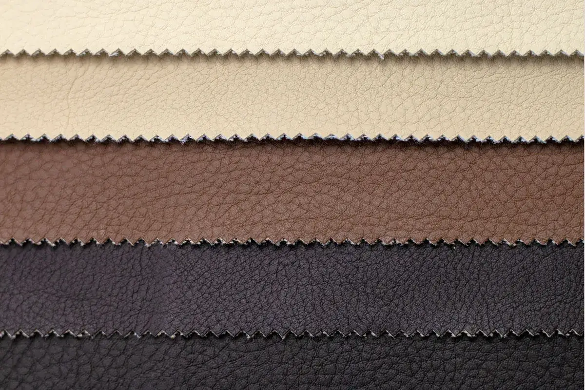 Stoffmuster in Beige, Braun und Schwarz. Die Frage, ob Leder wasserdicht ist, bleibt offen.