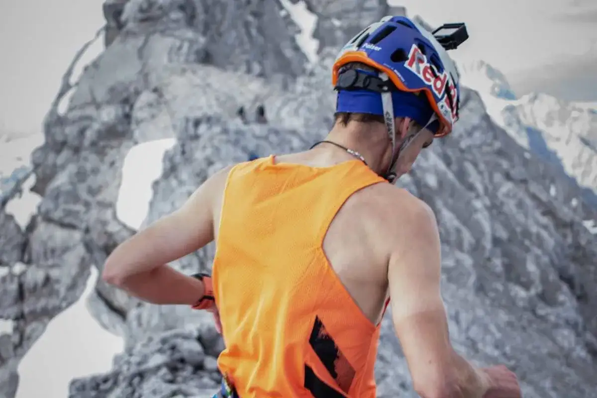Anton Palzer im Red Bull Helm auf dem Weg zum Watzmann.