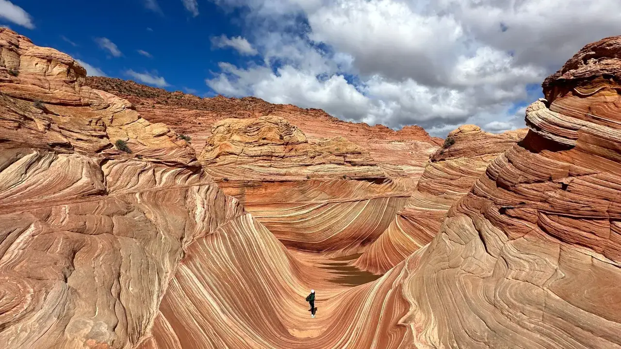 Ein einsamer Wanderer auf einem Wanderweg in den USA erkundet die faszinierenden Sandsteinwellen des 