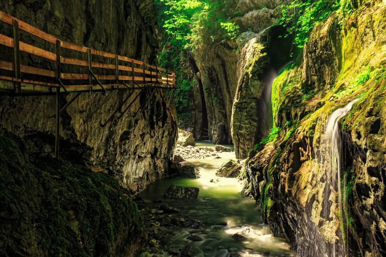 Holzstege führen durch eine Schlucht mit Wasserfall und Fluss. Eine perfekte Wanderung am Bodensee für Naturliebhaber.