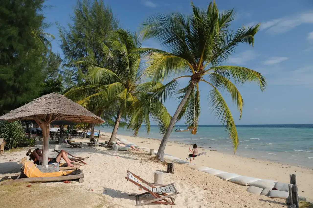 Entspannter Strandtag in Thailand: Palmen, Liegest&uuml;hle und eine Schaukel am Meer. Ein Muss f&uuml;r jeden Urlaub!