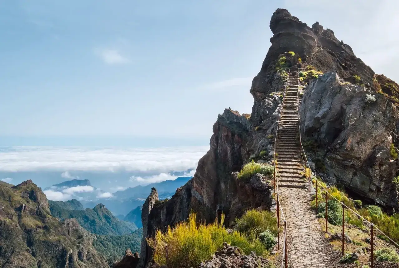 Steile Steintreppe, die sich den Berg hinaufwindet, wie eine Himmelsleiter auf Madeira. Wolkenmeer unterhalb der zerkl&uuml;fteten Gipfel.