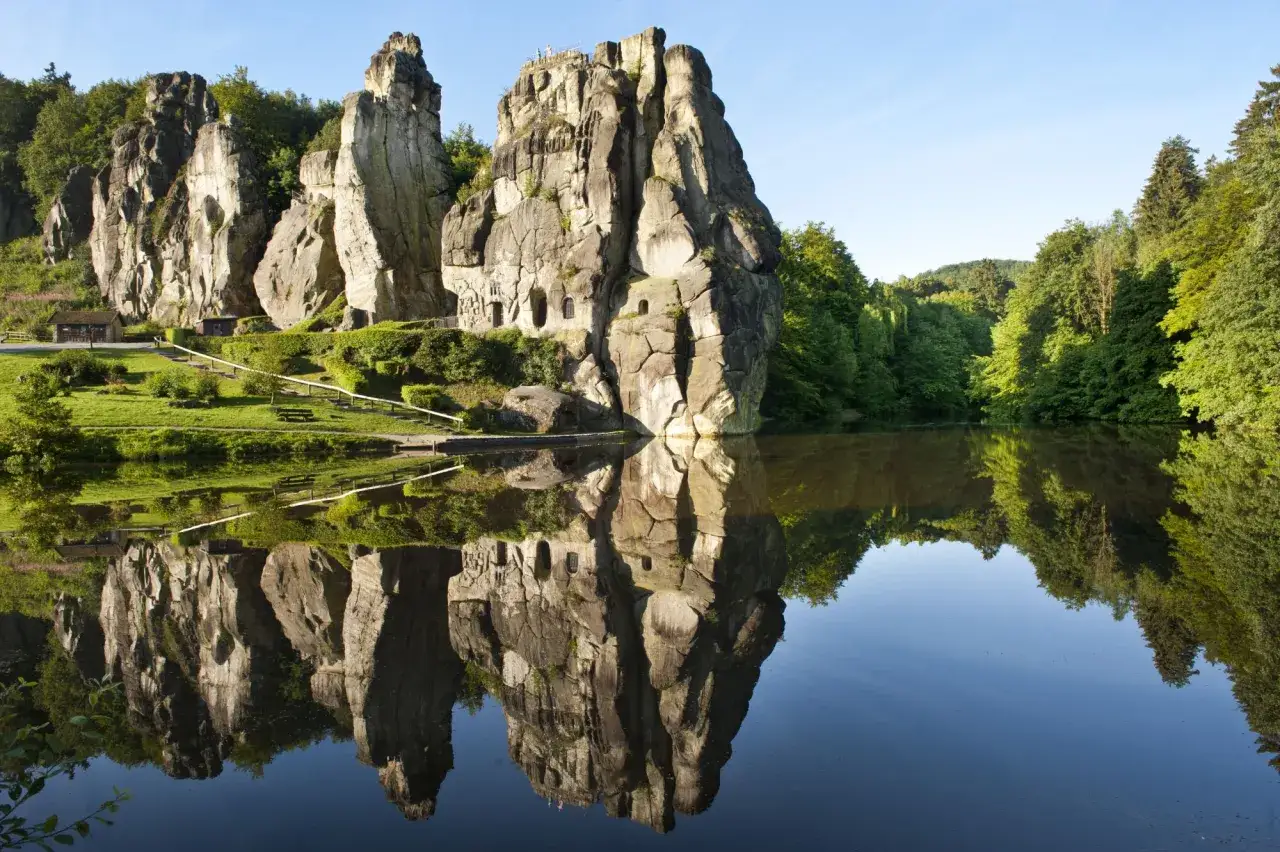 Felsformationen spiegeln sich im Wasser. Ein toller Ort zum Wandern in NRW.