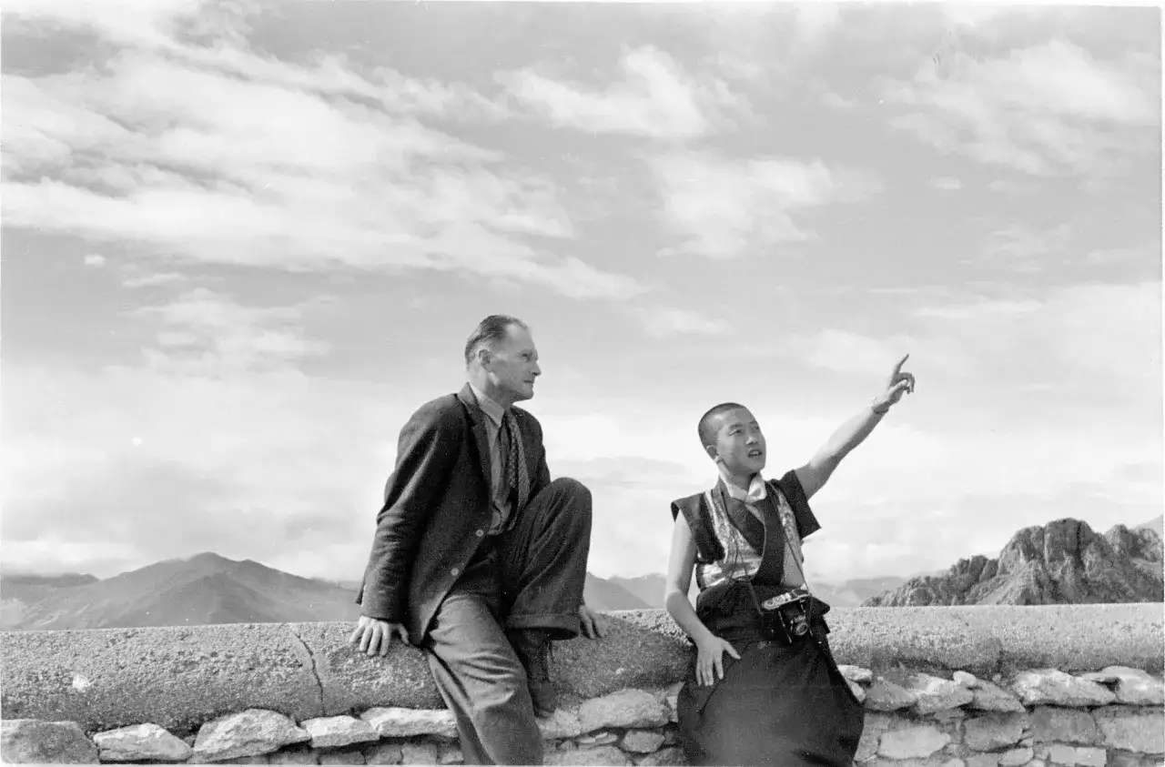 Heinrich Harrer und der junge Dalai Lama blicken in den Himmel.