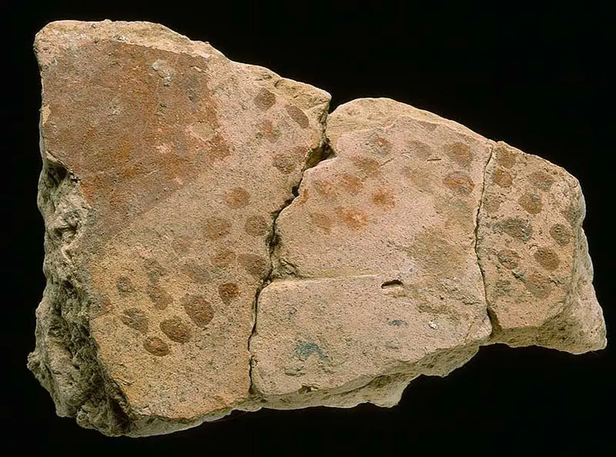 Bruchst&uuml;ck einer Keramikschale aus der Eisenzeit mit roten Punkten, gefunden in der N&auml;he der Zugspitze.