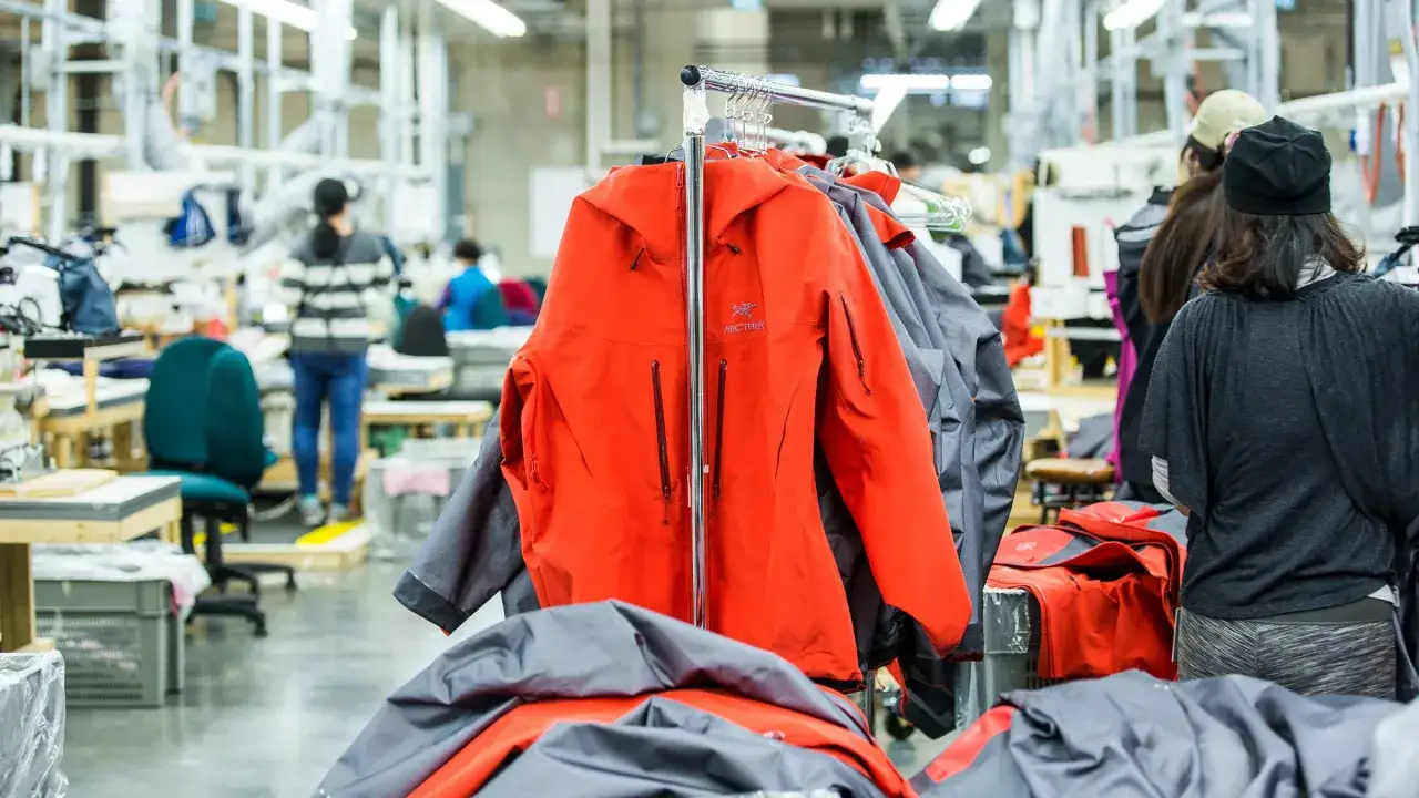 Arcteryx-Jacken hängen in einer Fabrik. Die Herkunft der Kleidung wird hier sichtbar, wo sie gefertigt wird.