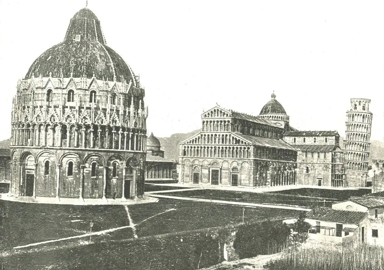 Der schiefe Turm von Pisa, das Baptisterium und der Dom bilden ein beeindruckendes Ensemble auf der Piazza dei Miracoli.