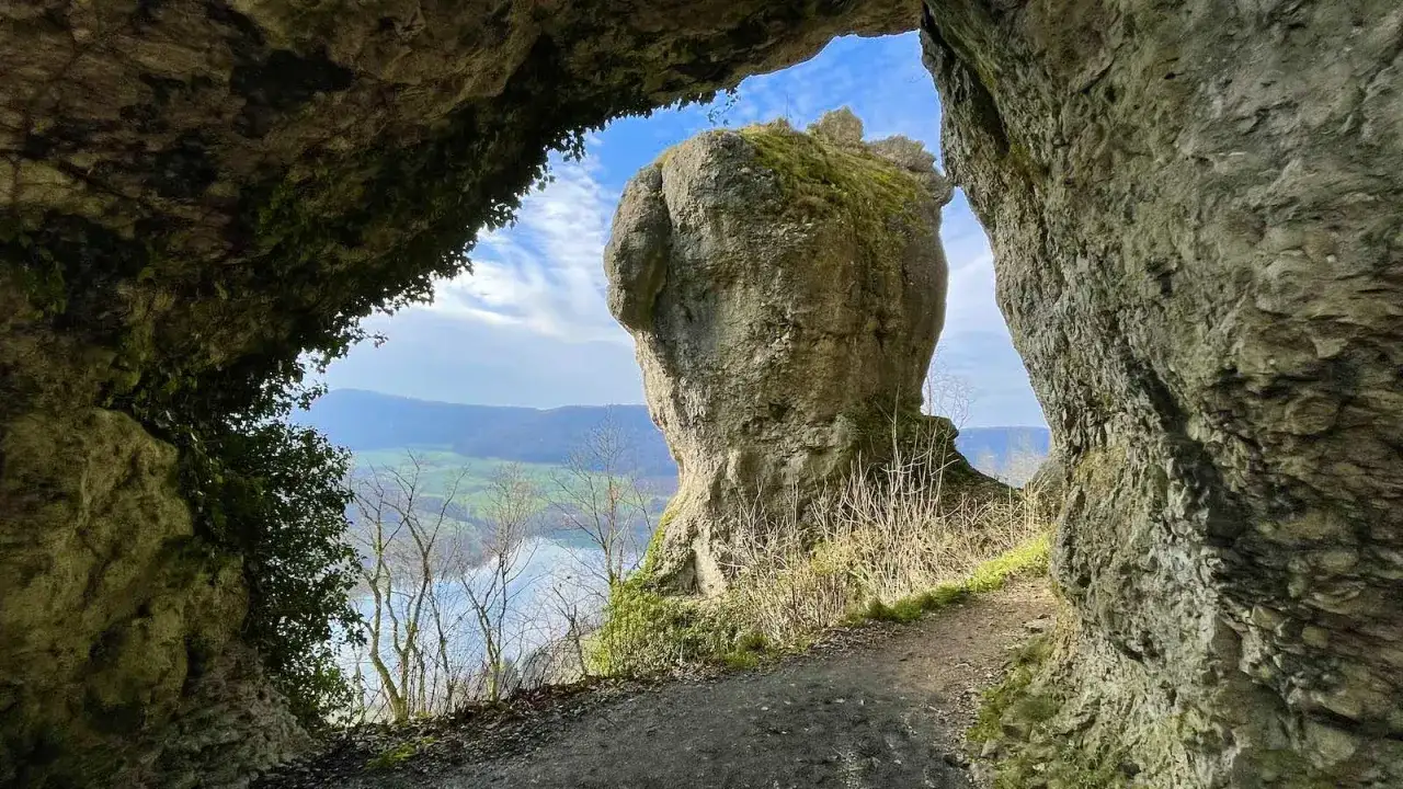 Felsentor mit Blick auf den Happurger Stausee. Ein toller Ort zum Wandern und Entdecken.