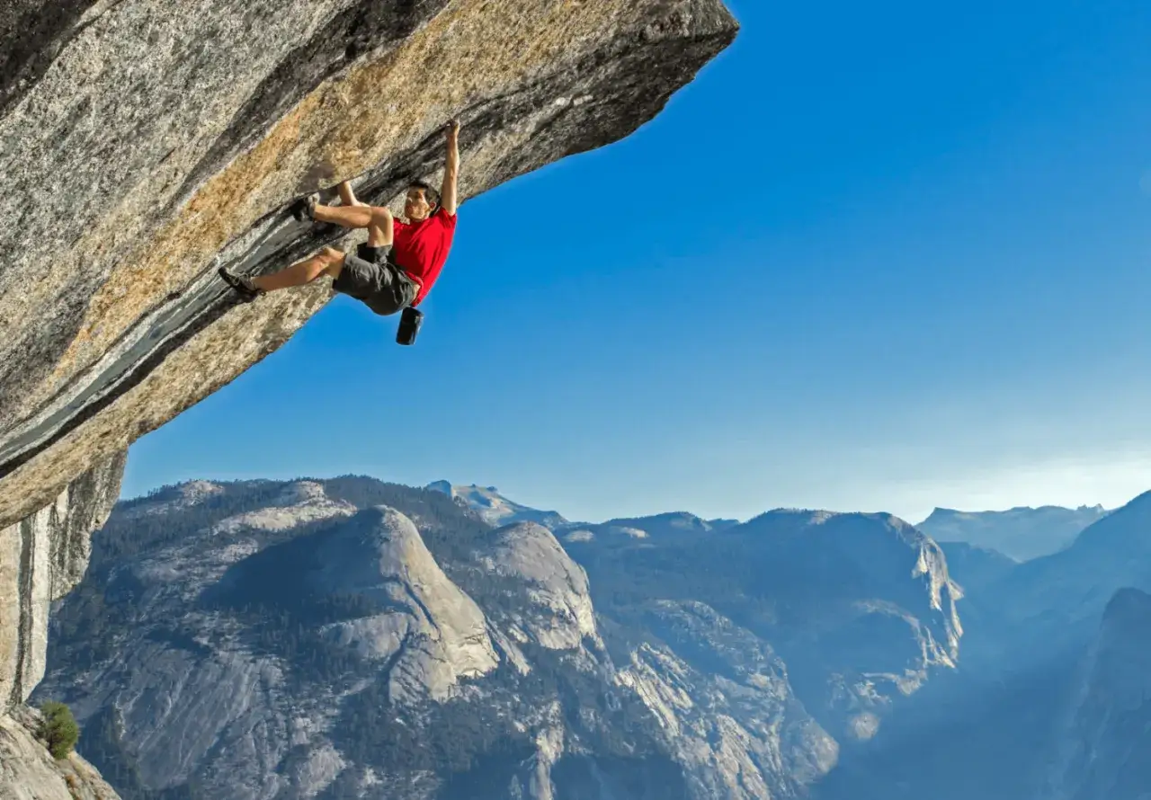 Alex Honnold klettert frei am El Capitan, eine atemberaubende Leistung vor der majest&auml;tischen Bergkulisse.